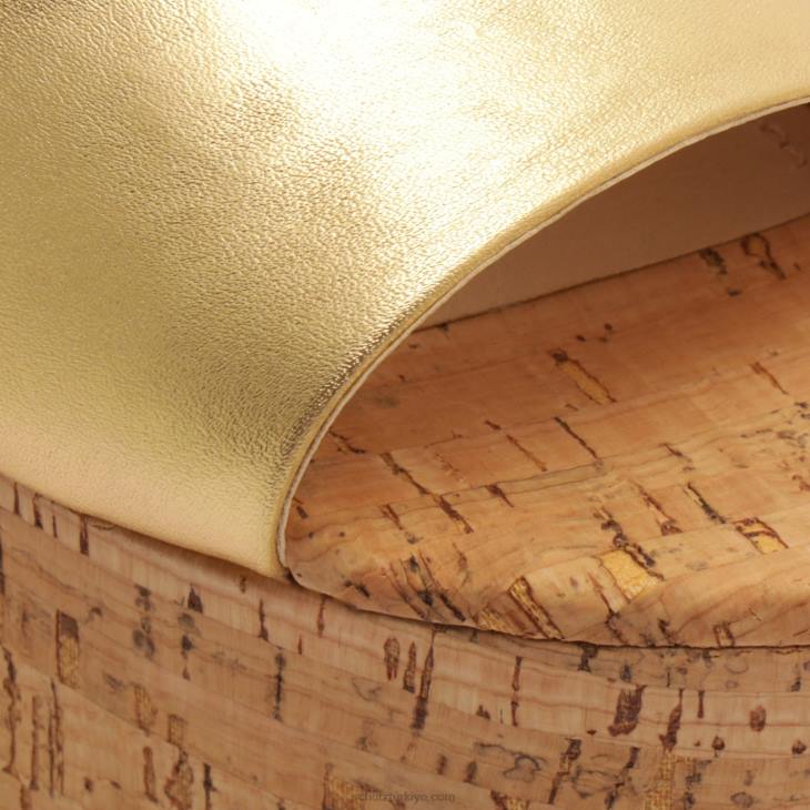 Schutz N42F627dalle kesme metalik deri sandalet altın